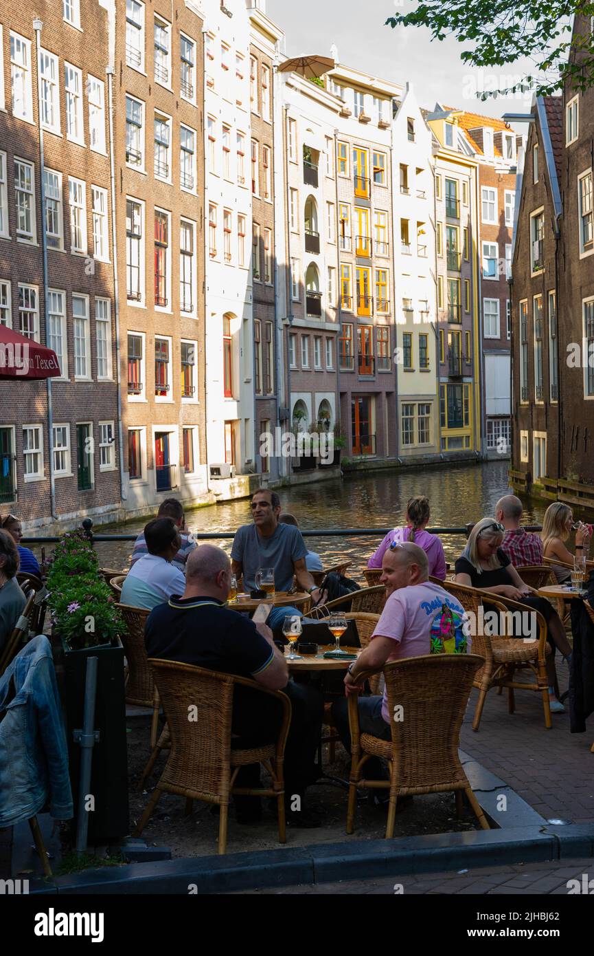 Dîner au bord du canal au coucher du soleil à Amsterdam, pays-Bas Banque D'Images