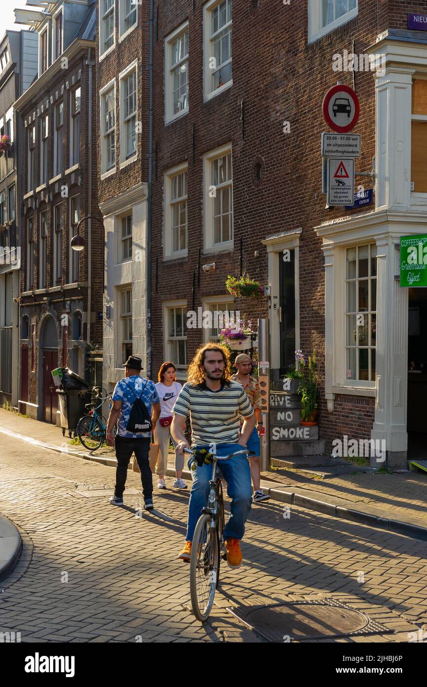 Bloedstraat, Amsterdam, pays-Bas au coucher du soleil avec un cycliste au premier plan Banque D'Images