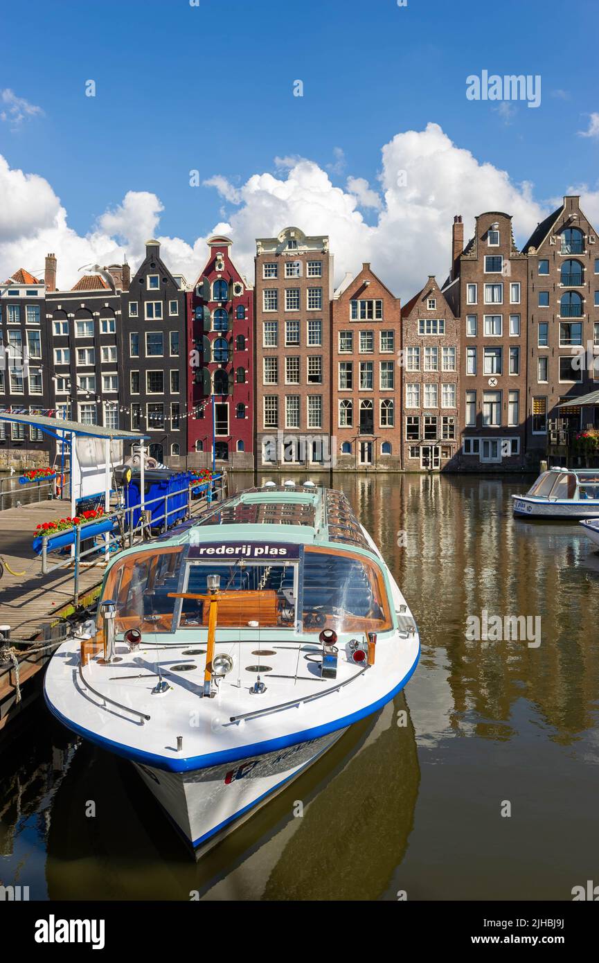 Bateau Canal Tour sur le Damrak, au coucher du soleil, Amsterdam, pays-Bas Banque D'Images