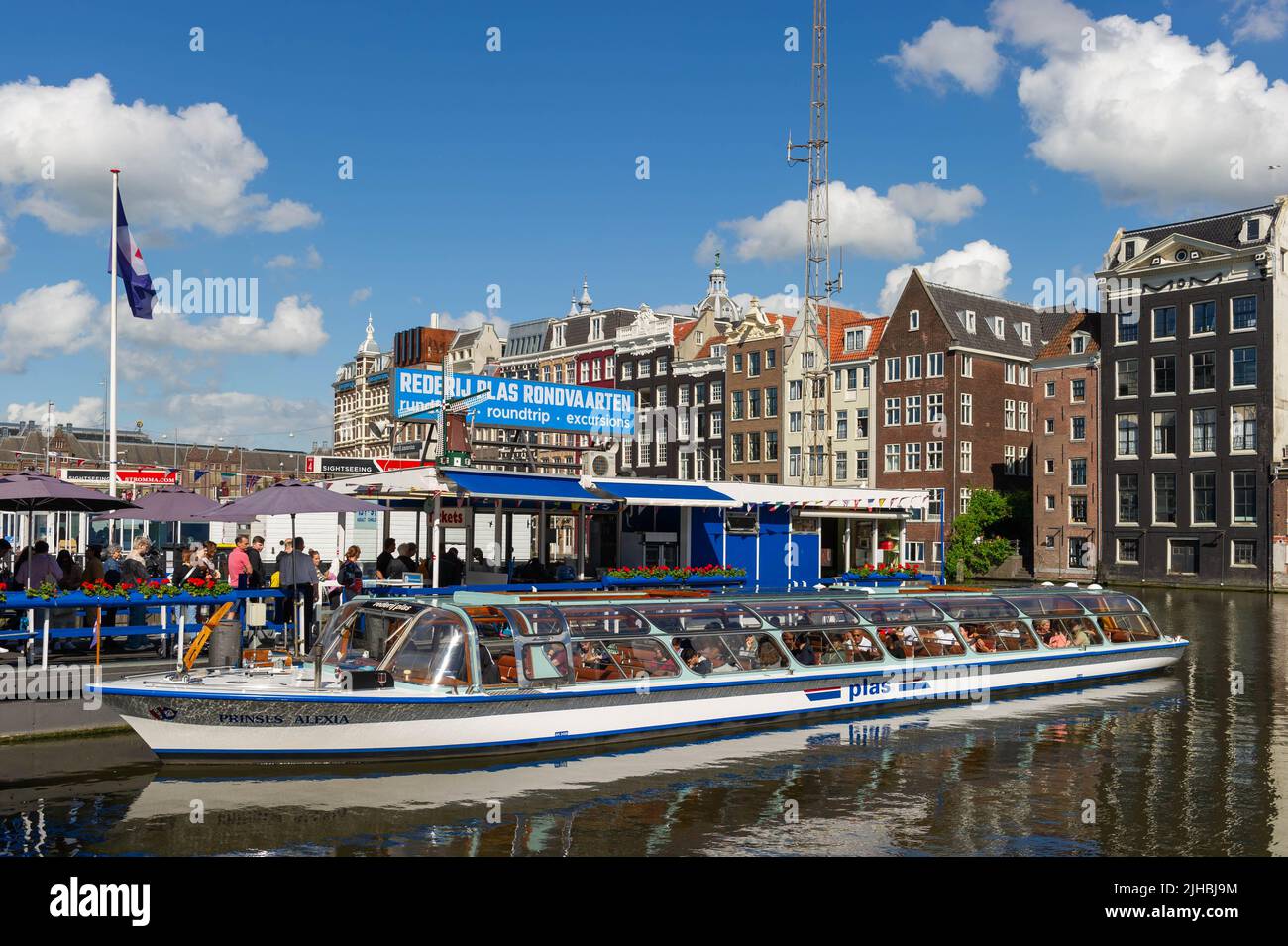 Bateau Canal Tour sur le Damrak, au coucher du soleil, Amsterdam, pays-Bas Banque D'Images