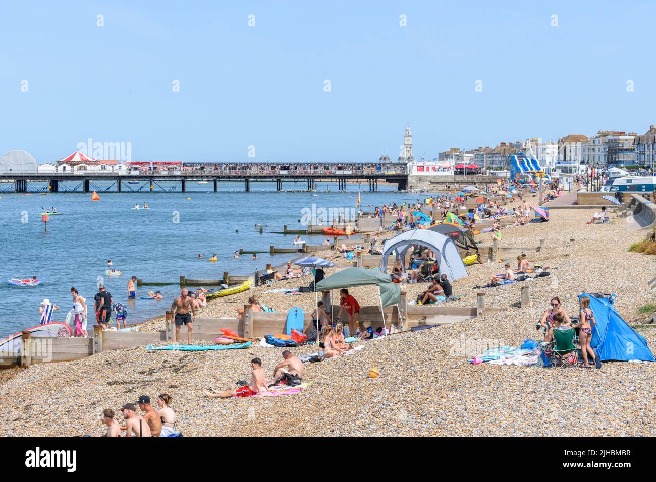 Herne Bay, Kent, Royaume-Uni : les amateurs de plage se prélassent au soleil alors qu'une vague de chaleur record commence au Royaume-Uni. Banque D'Images