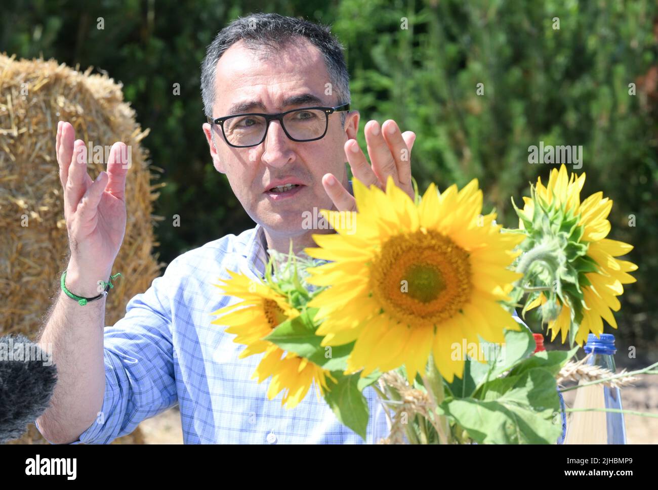 Eberstadt, Allemagne. 15th juillet 2022. Le ministre allemand de l'Agriculture, CEM Özdemir, a décrit la gestion de l'énergie du précédent gouvernement allemand, dirigé par le conservateur Angela Merkel, comme un « démaster ». Credit: Bernd Weißbrod/dpa/Alay Live News Banque D'Images