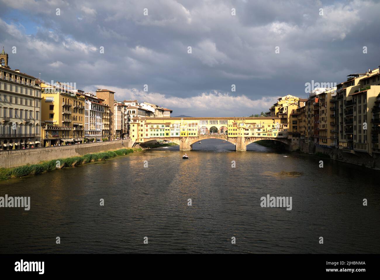 L'Arno et le Ponte Vecchio à Florence en Italie Banque D'Images