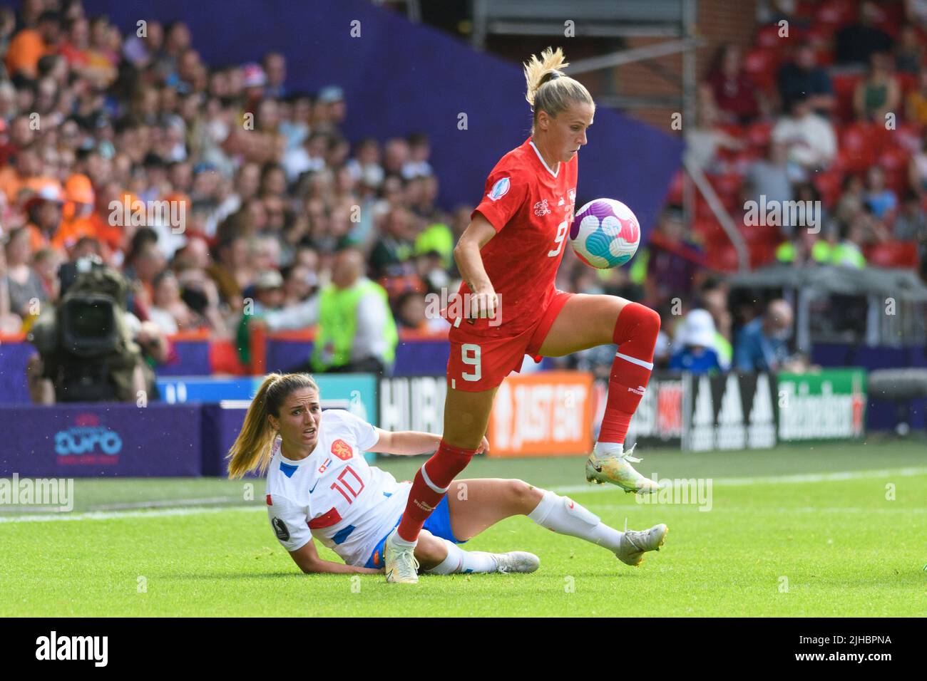 Sheffield, Royaume-Uni. . 17th juillet 2022. Danielle van de Donk (10 pays-Bas) et Ana-Maria Crnogorcevic (9 Suisse) lors du match de football de l'UEFA Womens Euro 2022 entre la Suisse et les pays-Bas à Bramal Lane à Sheffield, en Angleterre. (Sven Beyrich /SPP /Sportfrauen) Credit: SPP Sport Press photo. /Alamy Live News Credit: SPP Sport Press photo. /Alamy Live News Banque D'Images