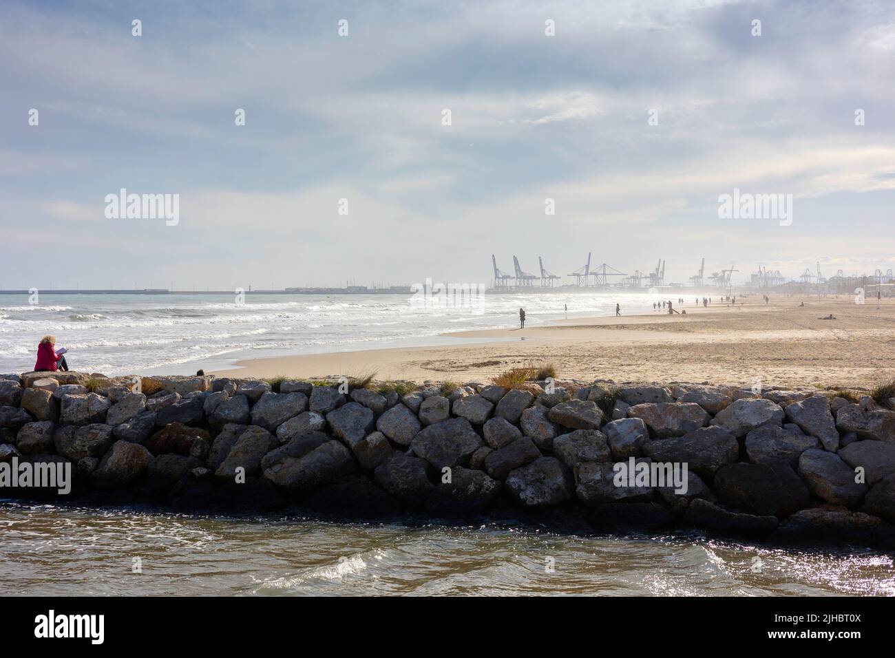 Vibes d'été sur la plage d'automne ensoleillée de Malvarrosa à Valence, Espagne. De vastes étendues de sable fin et lisse sur la côte de la mer attirent les vacanciers à sol Banque D'Images