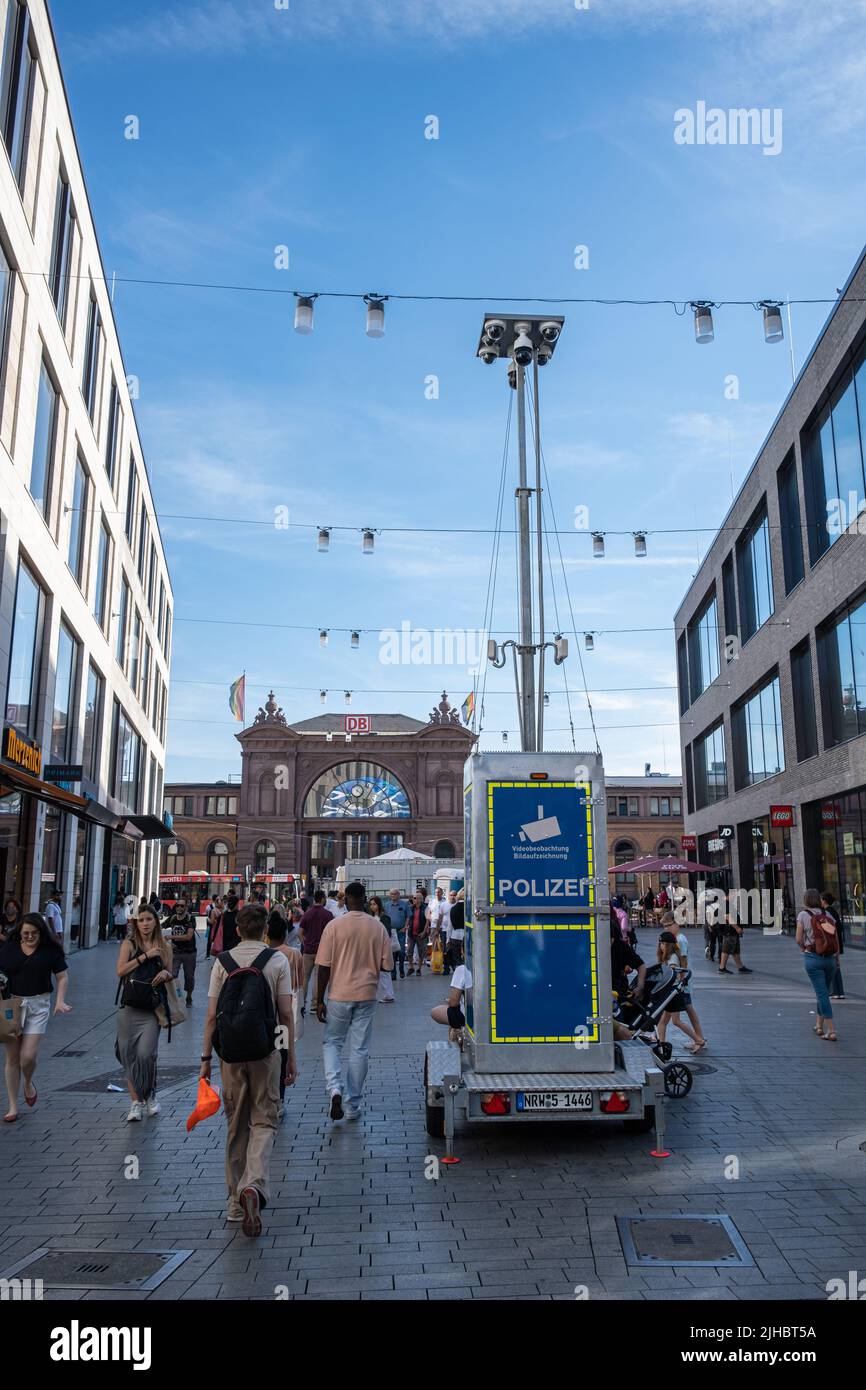Bonn, Allemagne - 16 juillet 2022: La tour de vidéosurveillance de la police est installée dans une rue commerçante très fréquentée à la gare principale de Bonn pour assurer la sécurité. Banque D'Images