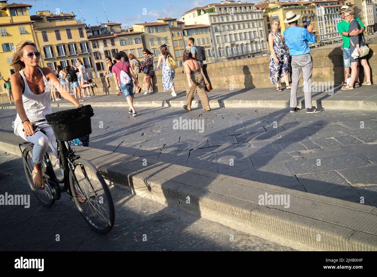 Dame mature Cyclisme à travers Ponte Santa Trinita Florence Italie Banque D'Images