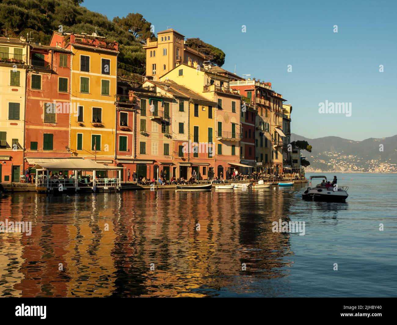 Portofino 02-22-2020. Vue sur la baie de Portofino au coucher du soleil, avec les maisons colorées caractéristiques reflétées sur la mer Ligurienne Banque D'Images