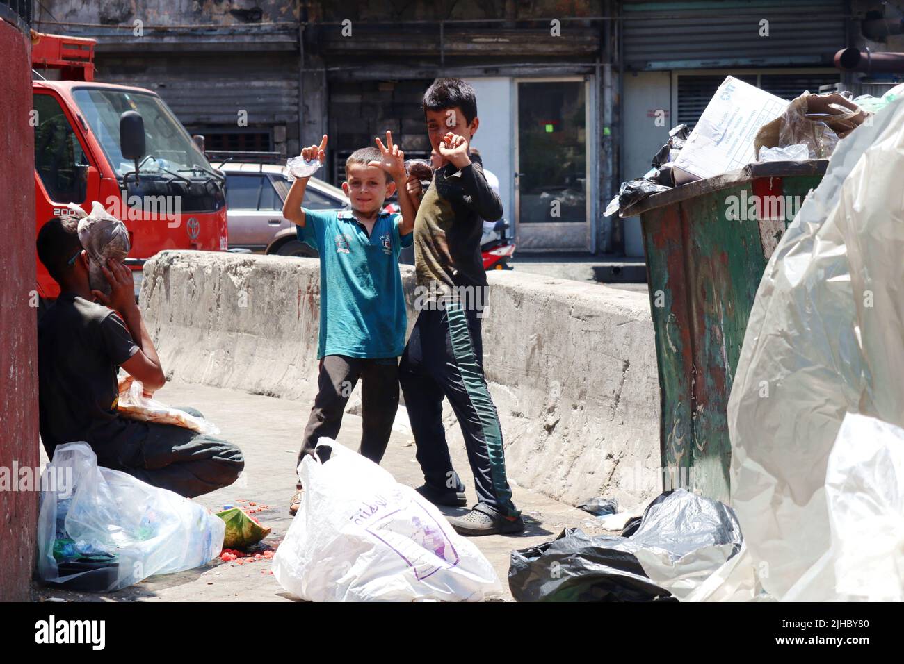 Des petits charognards syriens vus au travail dans une rue de Beyrouth, 16 juillet 2022. Le Liban manque d'un cadre de gestion des déchets solides et d'un plan de recyclage. Seulement 48 % des déchets sont éliminés dans les décharges, de plus, de manière inadéquate et très polluante. Le déversement des déchets et la combustion à ciel ouvert règnent dans le pays ; en même temps, le commerce illicite des déchets devient une grande entreprise qui exploite en particulier les enfants et les adolescents, généralement les réfugiés syriens. Les petits charognards fouillent les ordures dans les rues et à l'intérieur des décharges, et risquent leur vie à la recherche d'articles recyclables. (Photo d'Elisa Gestri/Sipa Banque D'Images