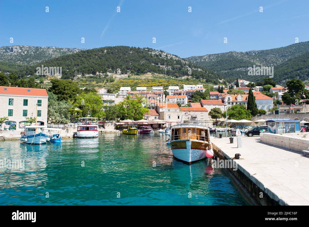 Bol, Croatie - 12 mai 2022 : petit port pittoresque avec des bateaux traditionnels dans la ville de l'île Adriatique Bol sur Brac, célèbre destination touristique Banque D'Images