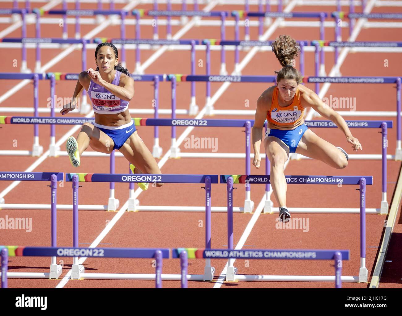 EUGENE - Emma Oosterwegel en action pendant les haies féminines de 100 mètres de l'heptathlon le troisième jour des Championnats du monde d'athlétisme au stade Hayward Field. ANP ROBIN VAN LONKHUIJSEN Banque D'Images