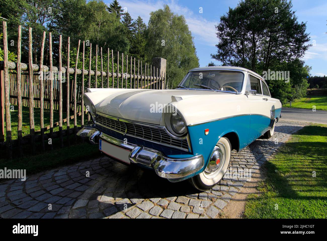 Une petite voiture classique du passé, magnifiquement restaurée Banque D'Images