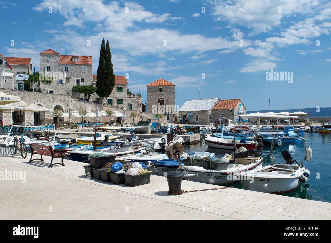 Bol, Croatie - 14 juin 2022 : petit port pittoresque avec bateaux de pêche traditionnels dans la ville Adriatique de l'île de bol sur Brac, célèbre destination touristique Banque D'Images