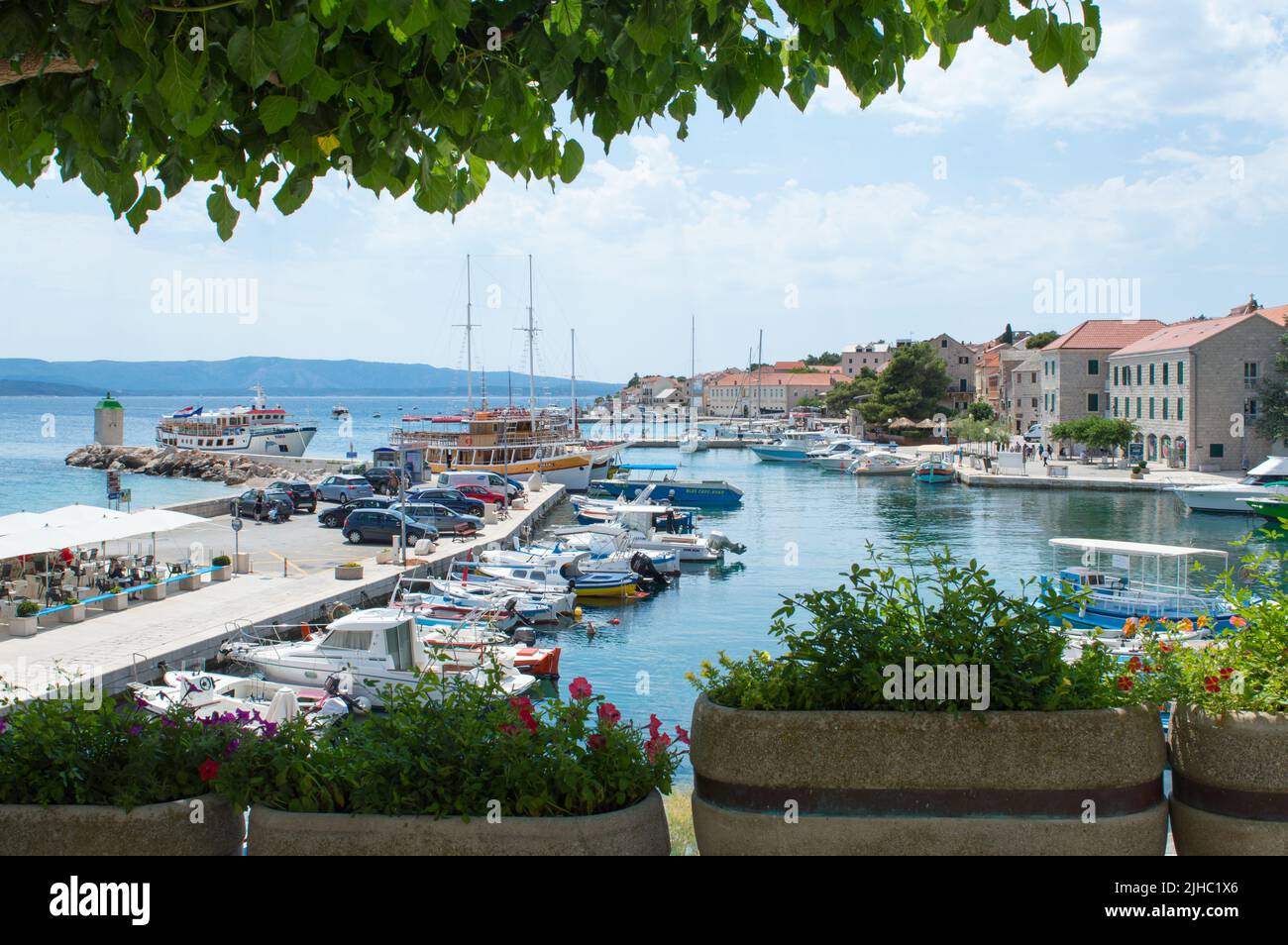 Bol, Croatie - 14 juin 2022 : petit port pittoresque avec des bateaux de transfert touristiques dans la ville de l'île Adriatique bol sur Brac, célèbre destination touristique Banque D'Images