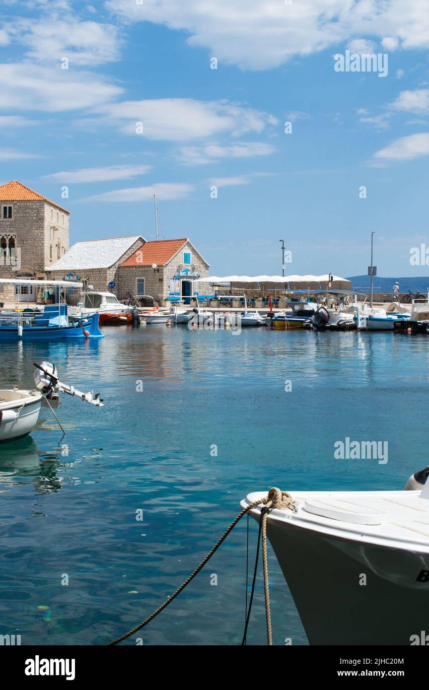 Bol, Croatie - 14 juin 2022 : petit port pittoresque avec bateaux de pêche traditionnels dans la ville Adriatique de l'île de bol sur Brac, célèbre destination touristique Banque D'Images