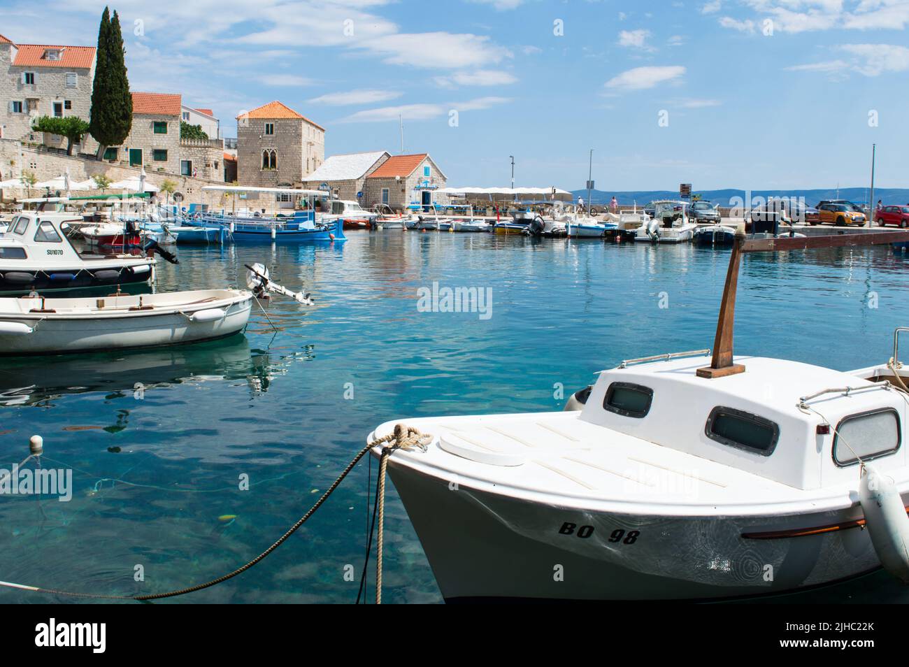 Bol, Croatie - 14 juin 2022 : petit port pittoresque avec bateaux de pêche traditionnels dans la ville Adriatique de l'île de bol sur Brac, célèbre destination touristique Banque D'Images