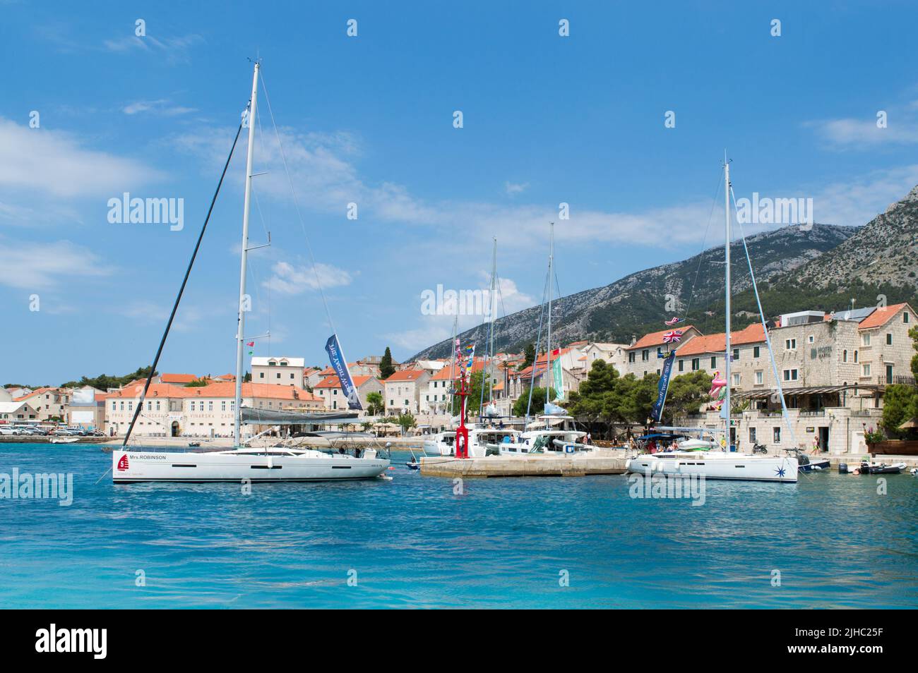 Bol, Croatie - 14 juin 2022: Bateaux à voile dans l'Adriatique ville de bol sur Brac, célèbre destination touristique, le tourisme nautique Banque D'Images