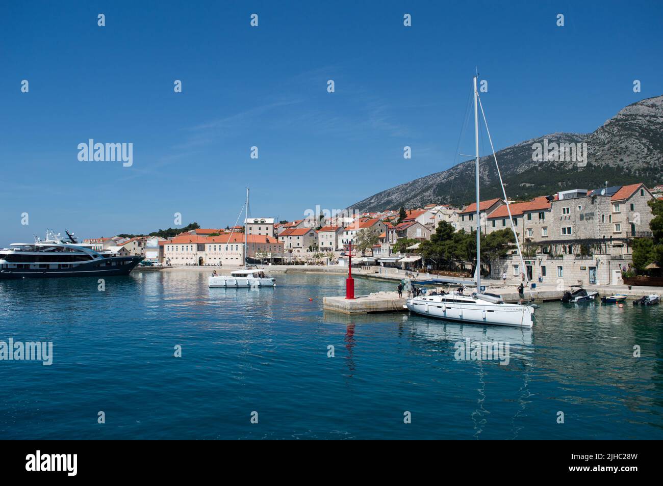 Bol, Croatie - Mai 2022: Village côtier de bol sur l'île de Brac dans le centre de Dalmatie, emplacement idéal pour les vacances d'été Banque D'Images