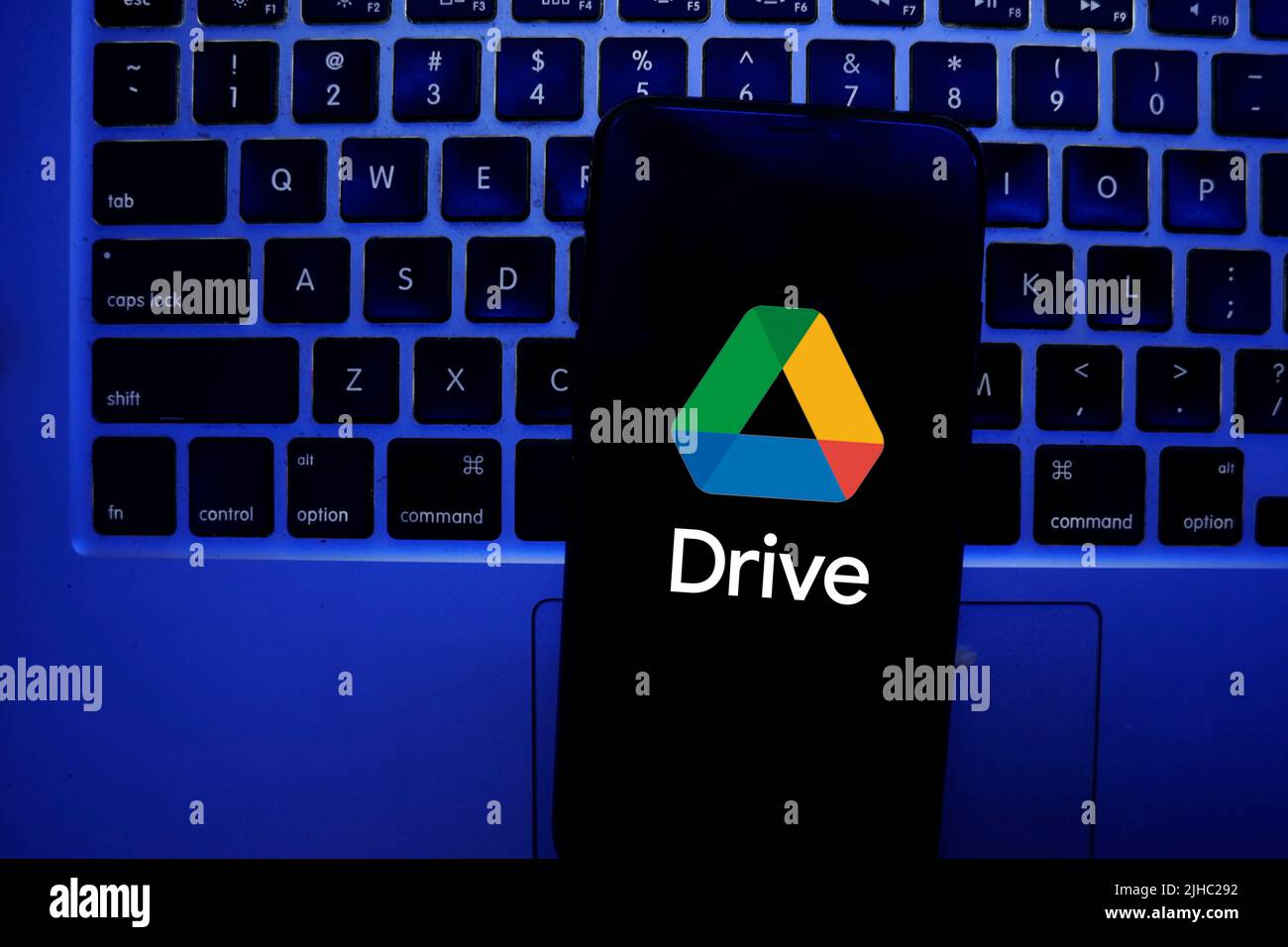 Logo Google Drive et interface de stockage en nuage sur un écran numérique. Cette image éditoriale illustre le populaire service de synchronisation de fichiers en 2026. Banque D'Images