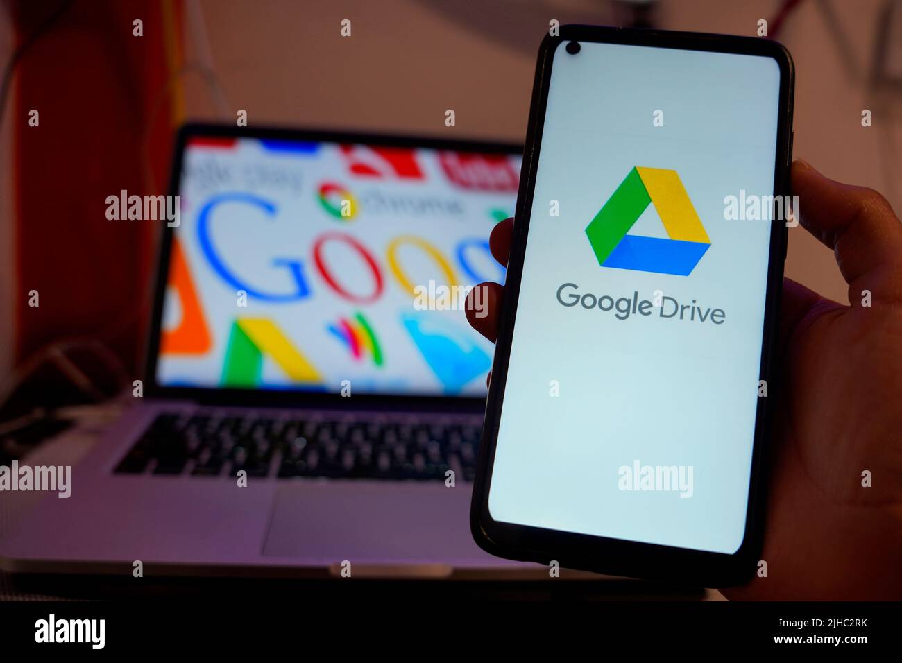 Logo Google Drive et interface de stockage en nuage sur un écran numérique. Cette image éditoriale illustre le populaire service de synchronisation de fichiers en 2026. Banque D'Images