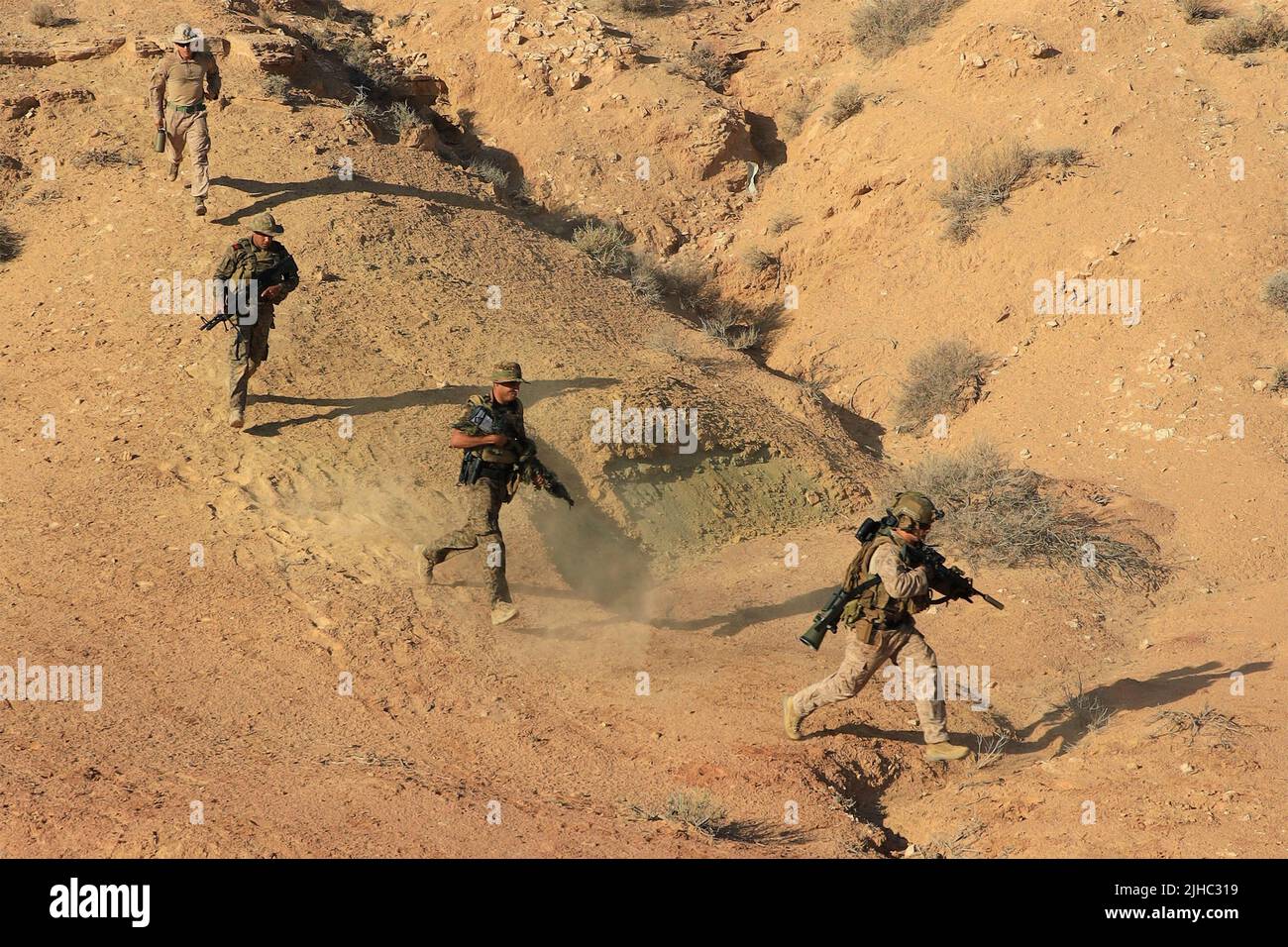 Ben Ghilouf, Tunisie. 08th juillet 2022. Sgt. Marine des États-Unis Anthony Ruiz, à droite, un chef d'équipe d'infanterie affecté à la compagnie Echo, équipe de débarquement du bataillon 2/6, 22nd unité expéditionnaire maritime, travaille avec les forces armées tunisiennes au cours de l'entraînement intégré à l'exercice African Lion 2022, 8 juillet 2022, dans le camp Ben Ghilof, Tunisie. Crédit : SSTGT. Marcela Diazdeleon/US Marines photo/Alamy Live News Banque D'Images