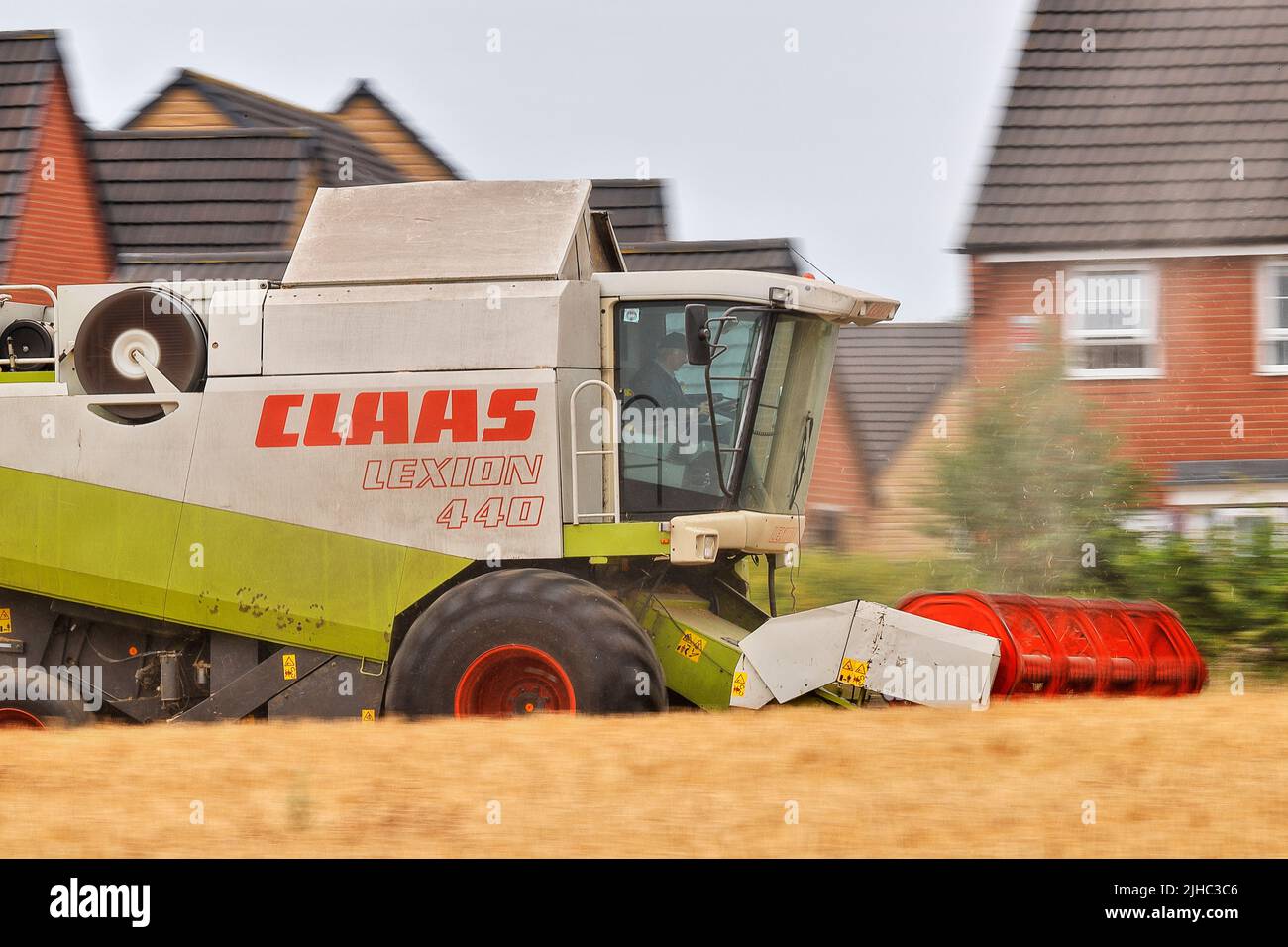 Moissonneuse-batteuse Claas Lexion 440, récolte d'orge à Leeds, West Yorkshire Banque D'Images