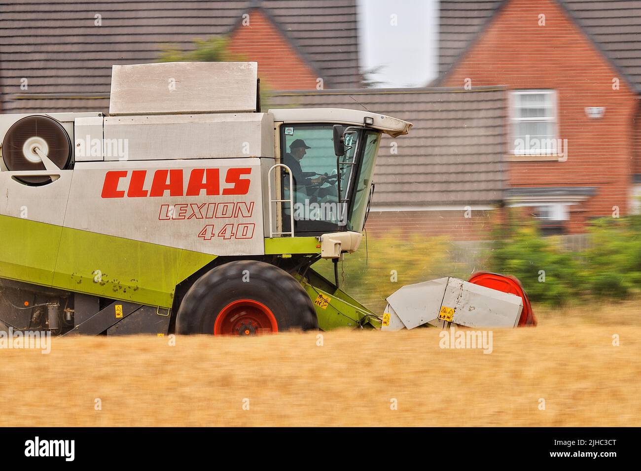 Moissonneuse-batteuse Claas Lexion 440, récolte d'orge à Leeds, West Yorkshire Banque D'Images