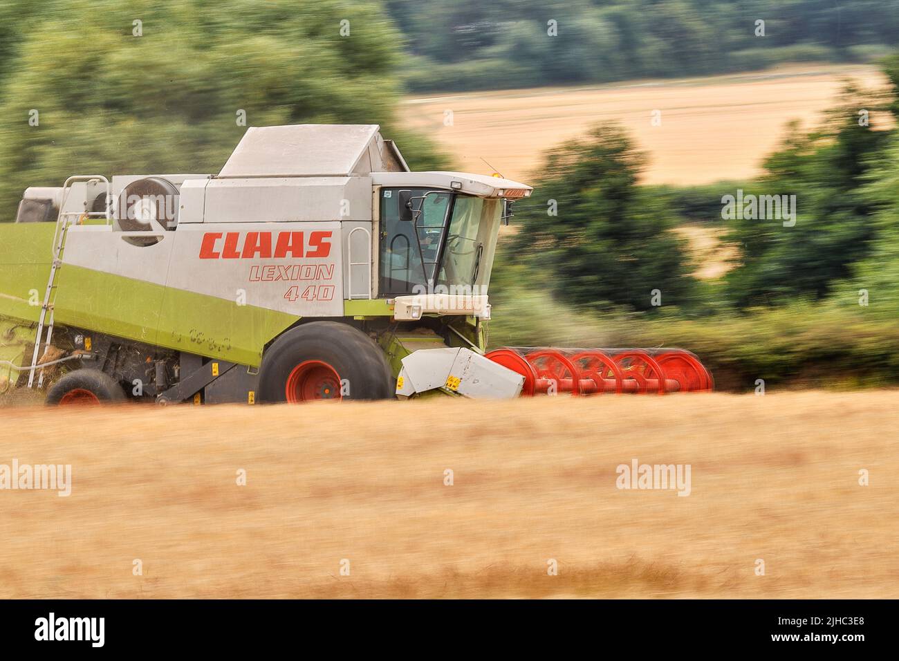 Moissonneuse-batteuse Claas Lexion 440, récolte d'orge à Leeds, West Yorkshire Banque D'Images