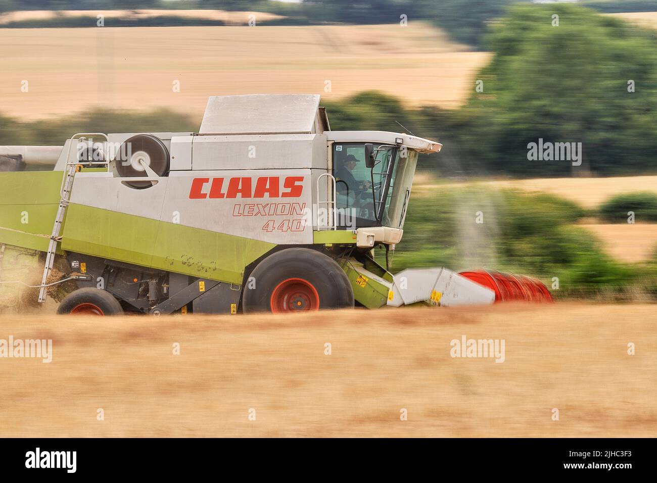 Moissonneuse-batteuse Claas Lexion 440, récolte d'orge à Leeds, West Yorkshire Banque D'Images