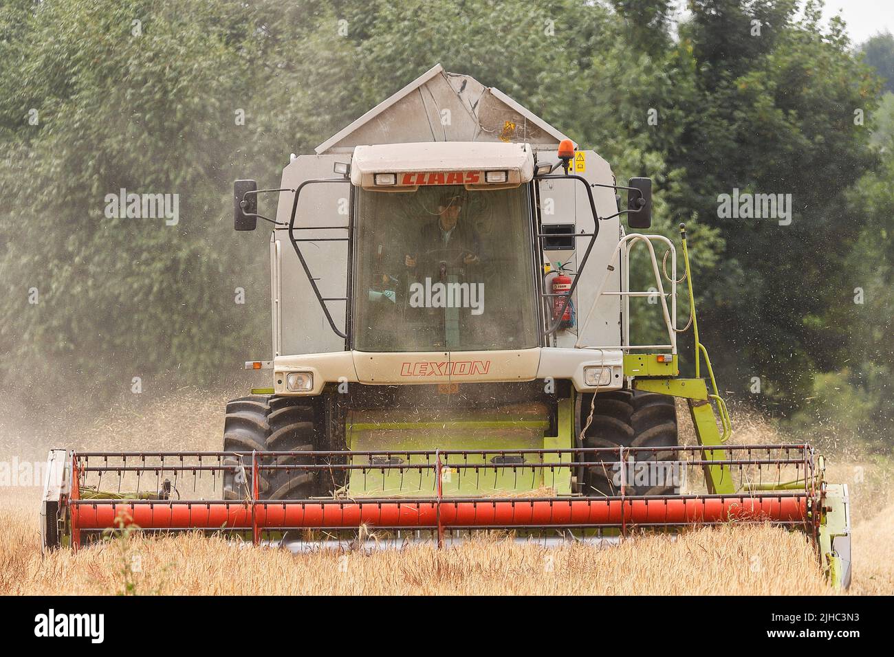 Moissonneuse-batteuse Claas Lexion 440, récolte d'orge à Leeds, West Yorkshire Banque D'Images