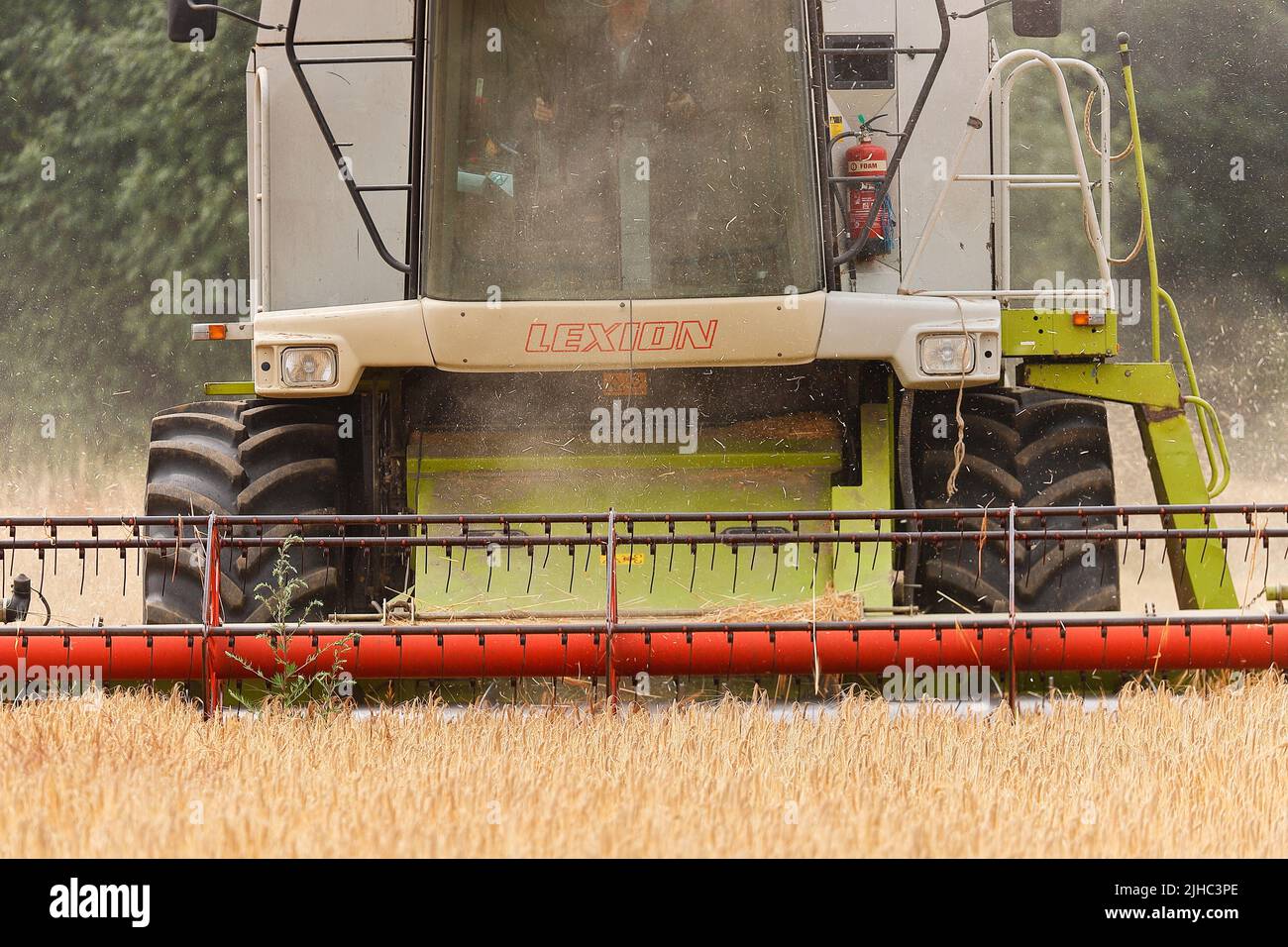 Moissonneuse-batteuse Claas Lexion 440, récolte d'orge à Leeds, West Yorkshire Banque D'Images