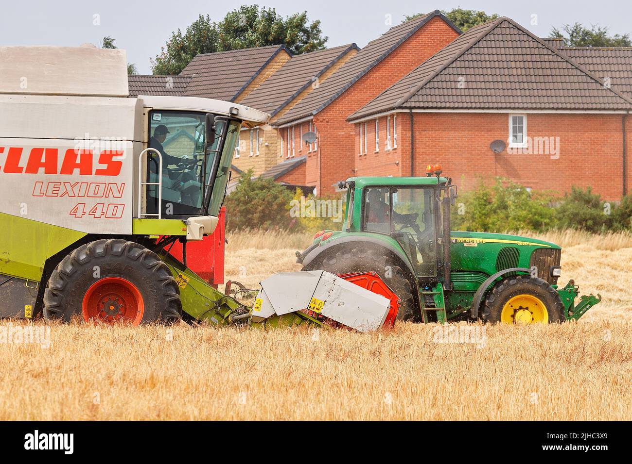 Moissonneuse-batteuse Claas Lexion 440, récolte d'orge à Leeds, West Yorkshire Banque D'Images