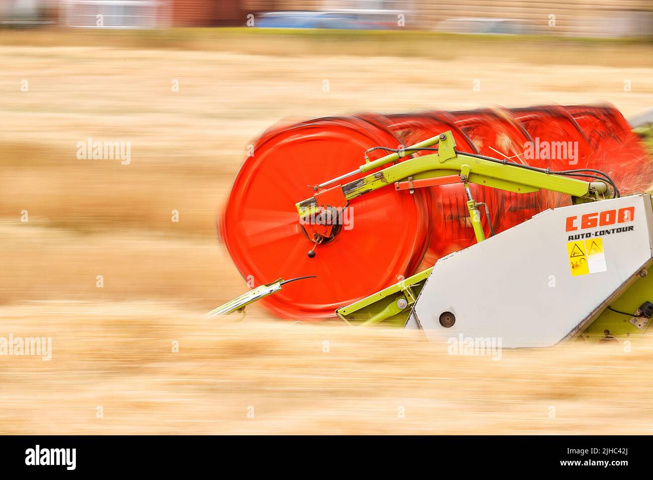 Une photo à obturation lente d'un en-tête de contour automatique Claas C600 Banque D'Images