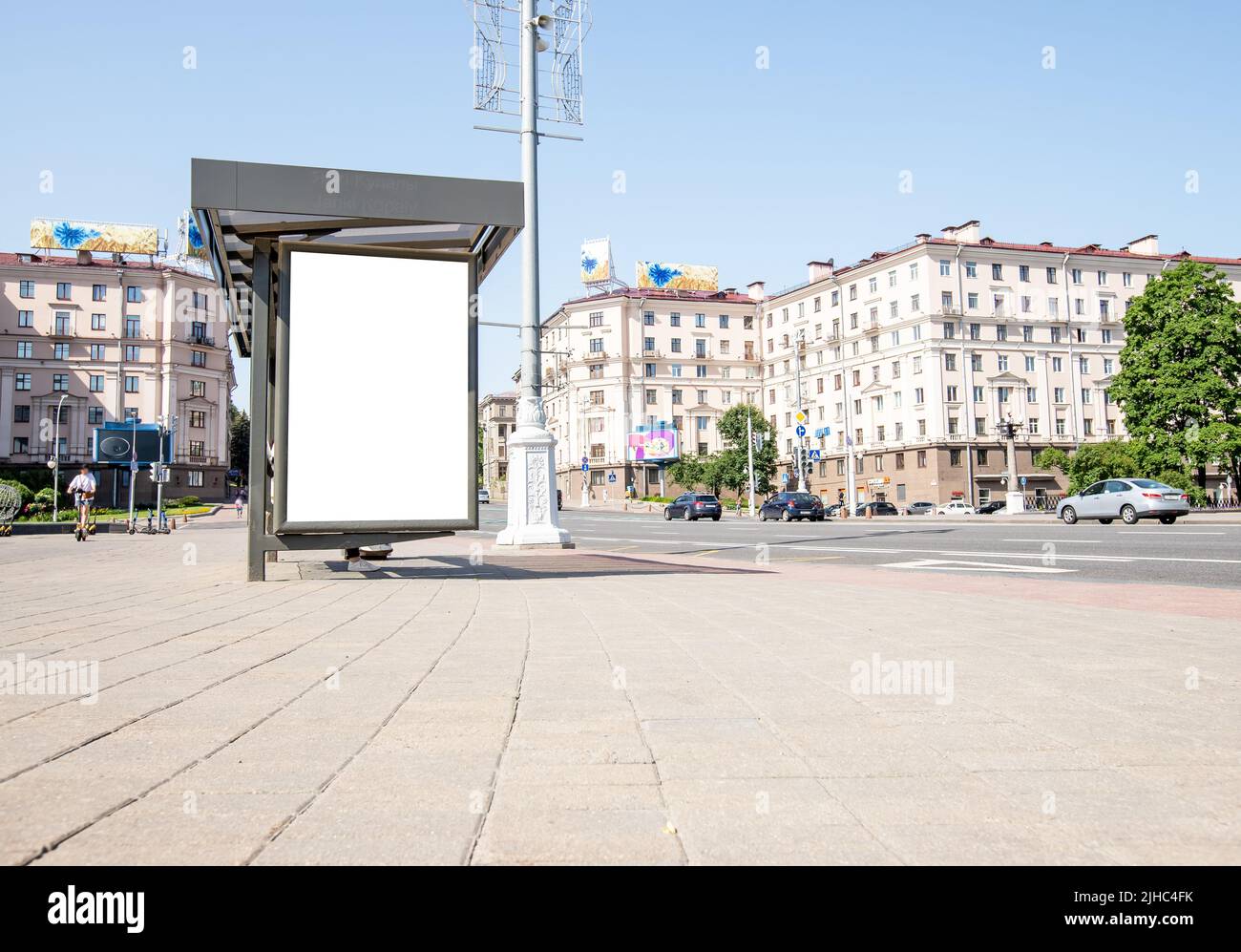 Grand panneau d'affichage extérieur à l'arrêt de bus. Affiche publicitaire de marque, de produit, de service, d'affaires placée le long de la route achalandée. Palissades. Photo de haute qualité Banque D'Images