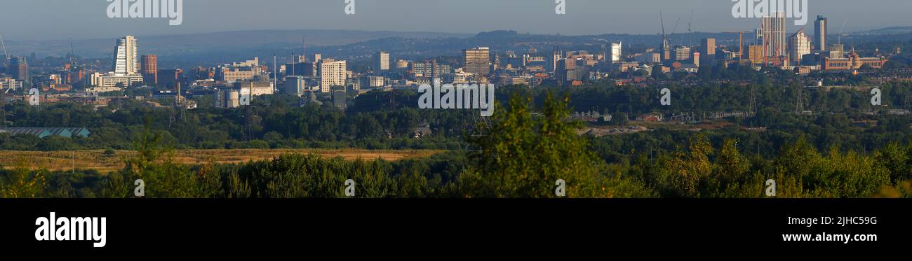 Vue panoramique sur le centre-ville de Leeds depuis le parc national de Rothwell Banque D'Images