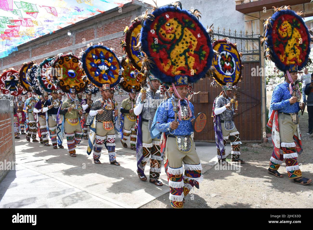 Danseurs en procession pendant le festival du sang précieux du Christ à Teotitlán del Valle, Oaxaca, Mexique Banque D'Images
