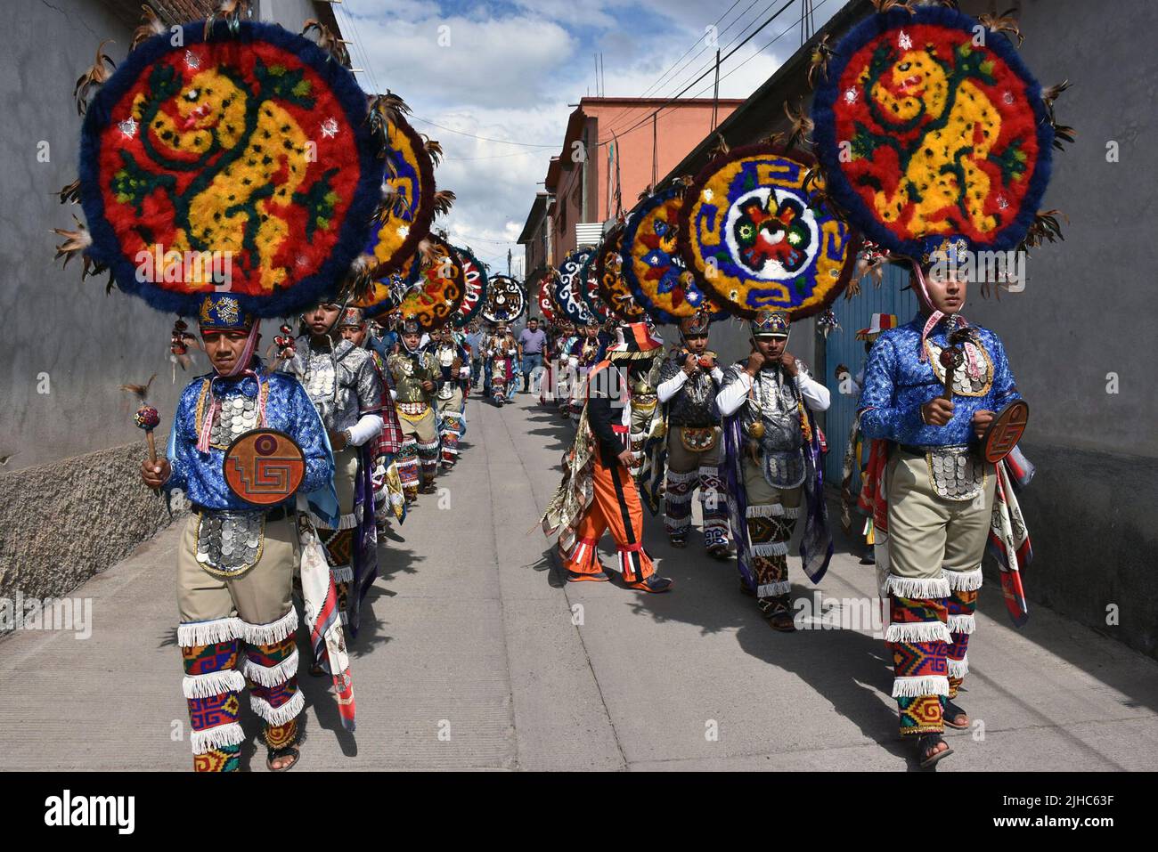 Danseurs en procession pendant le festival du sang précieux du Christ à Teotitlán del Valle, Oaxaca, Mexique Banque D'Images