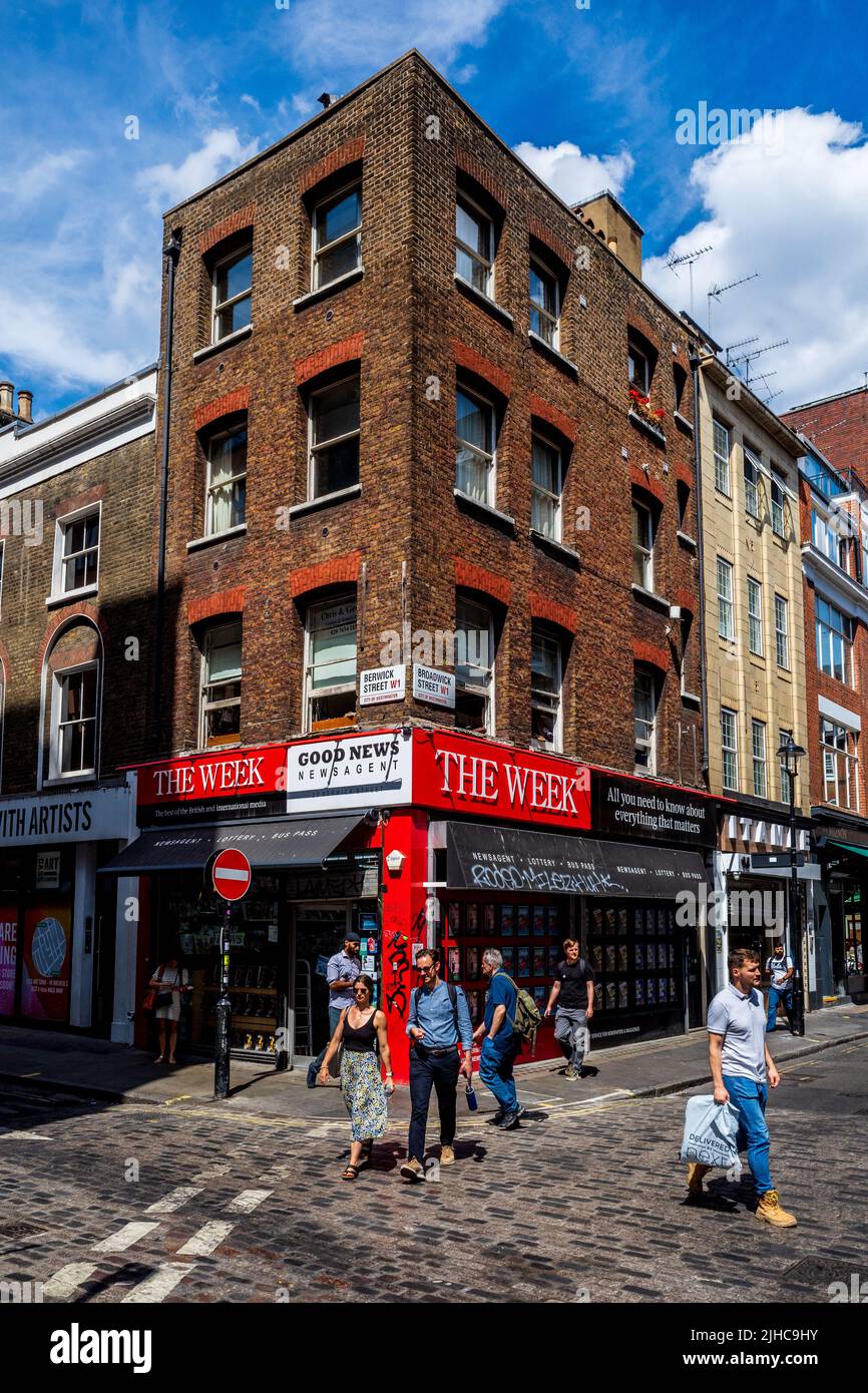 Soho London - London Newsagent Soho London - Good News Newsagent on Berwick Street dans Soho de Londres avec bannière publicitaire pour le magazine The week Banque D'Images