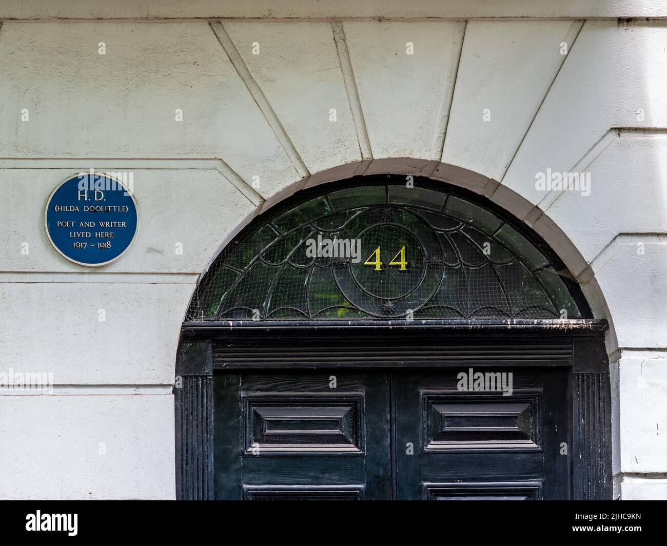 H. D. Hilda Doolittle Blue plaque sur sa maison 1917-18 au 44 plaque de lac meckburgh Square Londres. H.D Hilda Doolittle est écrivain américain né en 1886 mort en 1961. Banque D'Images