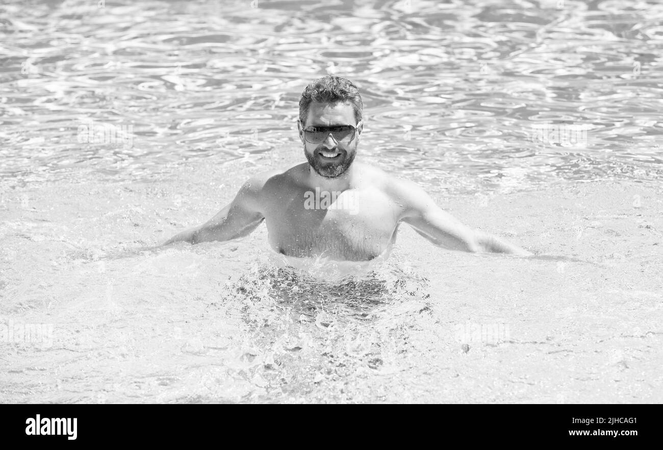 Guy porte des lunettes dans l'eau.Temps libre et journée libre. Détendez-vous. Détendez-vous en nageant. Banque D'Images