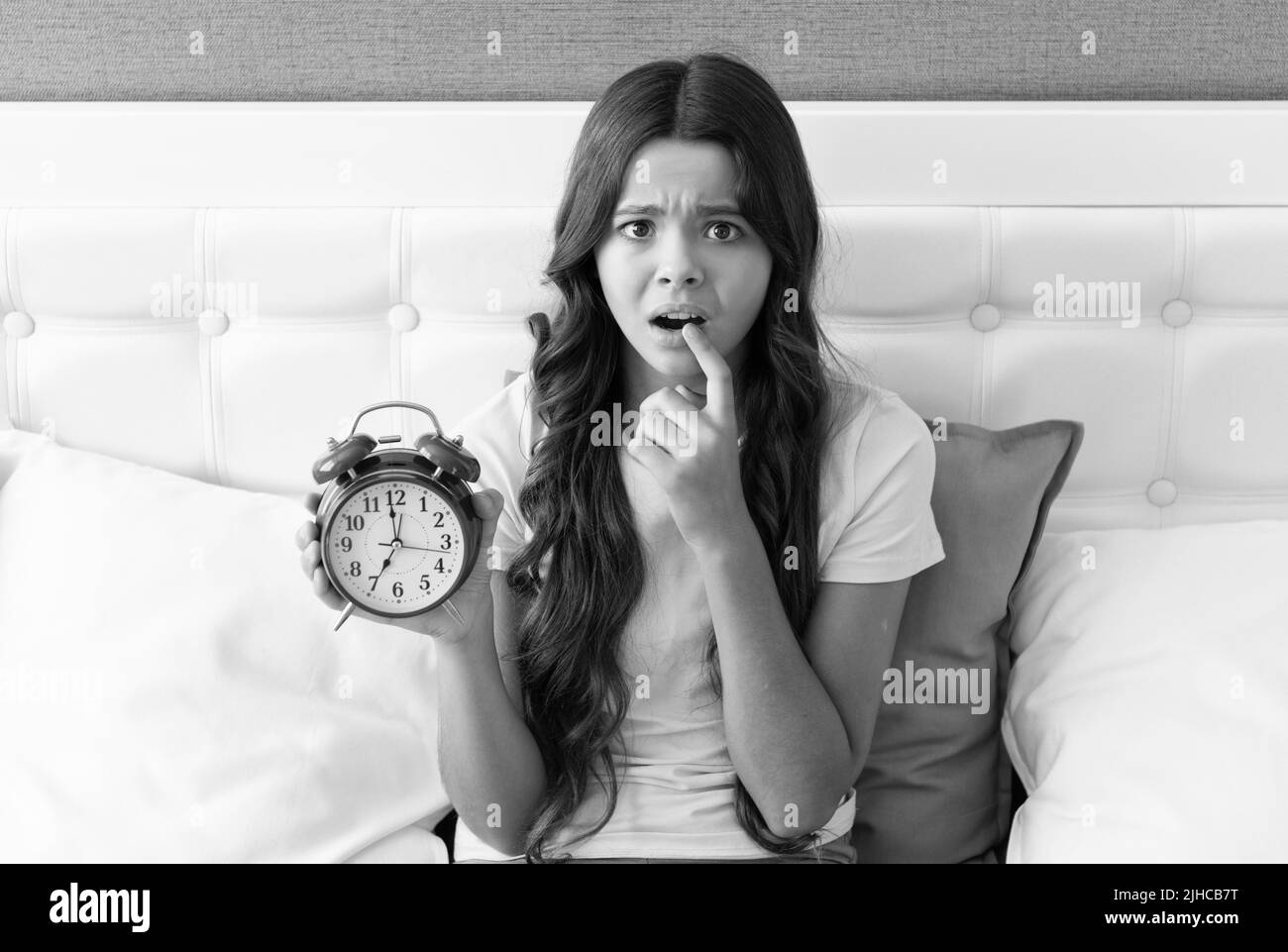 Teen girl late Banque d'images noir et blanc - Alamy