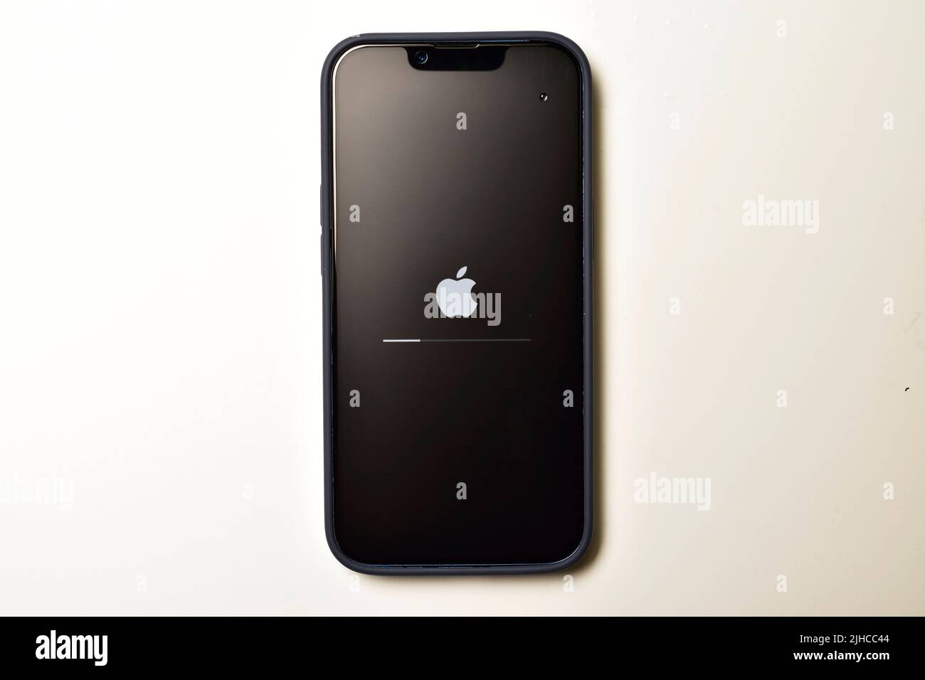 New Delhi, Inde - 8 juillet 2022: Firmware d'installation dans Apple iphone isolé sur fond blanc Banque D'Images