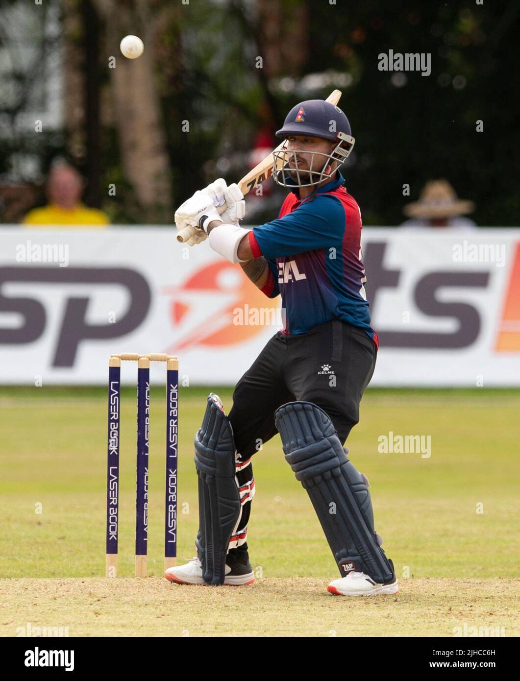 ICC Men's Cricket World Cup League 2 - Ecosse v, Népal. 17th juillet 2022. L'Écosse prend le Népal pour la deuxième fois dans la Ligue de coupe du monde de cricket masculin ICC Div 2 2 à Titwood, Glasgow. Pic shows: Le capitaine du Népal, Sandeep Lamichhane, garde son oeil sur le ballon. Crédit : Ian Jacobs/Alay Live News Banque D'Images