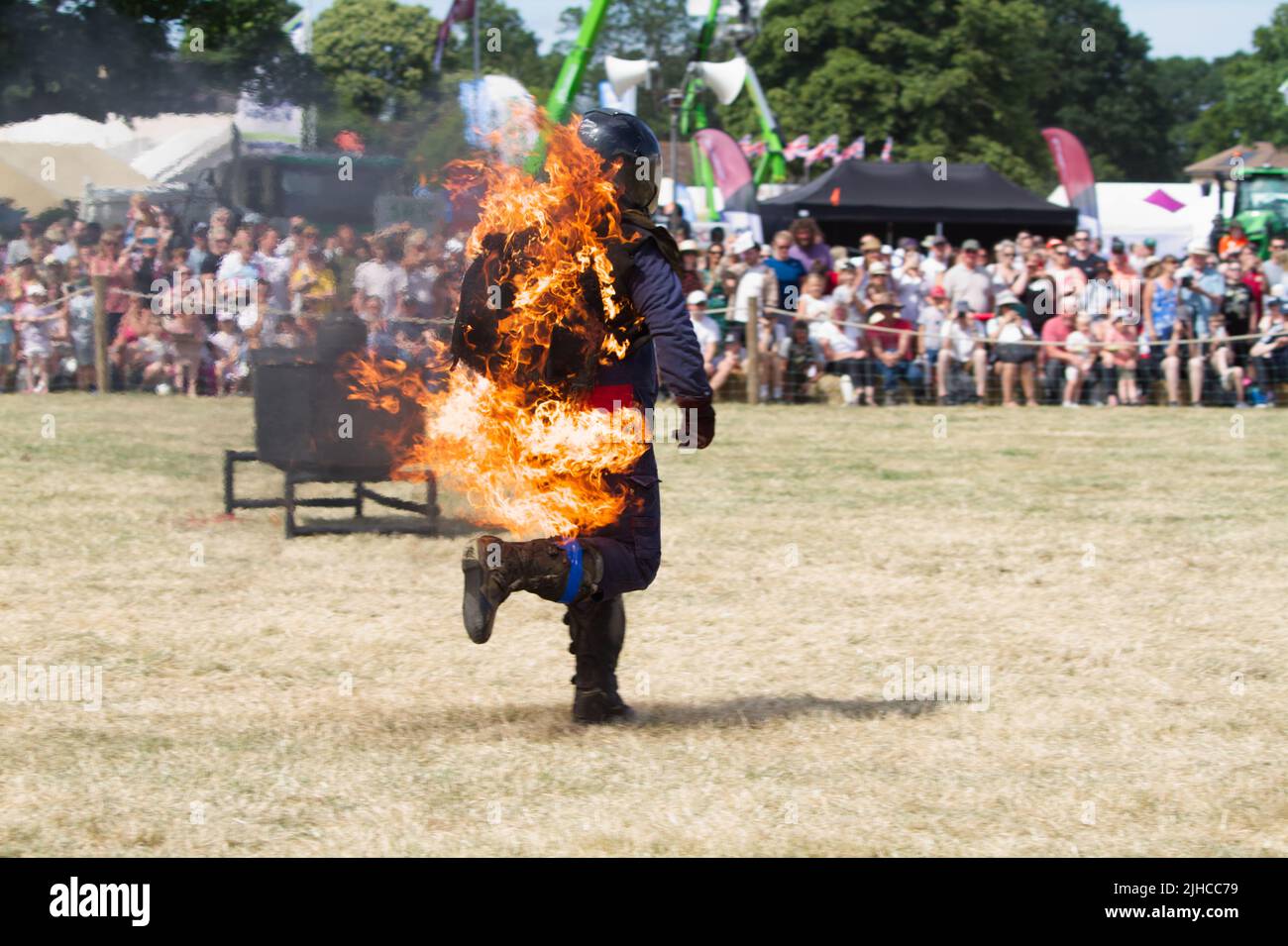 Le Tendring Hundred Show est le premier salon agricole d'Essex. Mark Stannage et son équipe exécutent des cascades de daredevil, y compris en étant incendié. Banque D'Images