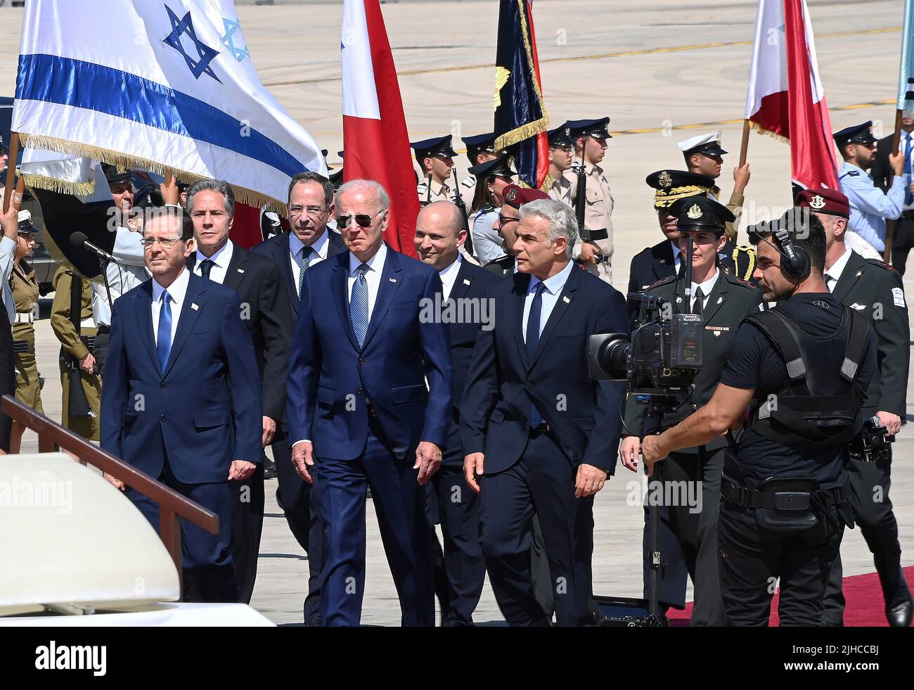 Tel Aviv, Israël. 13 juillet 2022. Le président américain Joe Biden, au centre, est accueilli à son arrivée par le Premier ministre israélien Yair Lapid, à droite, et par le président israélien Isaac Herzog, à gauche, à l'aéroport Ben Gurion, à 13 juillet 2022, à tel-Aviv, en Israël. Banque D'Images