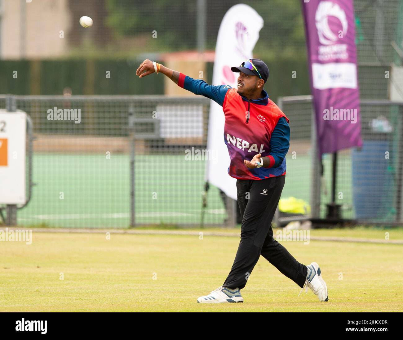 ICC Men's Cricket World Cup League 2 - Ecosse v, Népal. 17th juillet 2022. L'Écosse prend le Népal pour la deuxième fois dans la Ligue de coupe du monde de cricket masculin ICC Div 2 2 à Titwood, Glasgow. Pic shows: Capitaine du Népal, Sandeep Lamichhane, champs. Crédit : Ian Jacobs/Alay Live News Banque D'Images