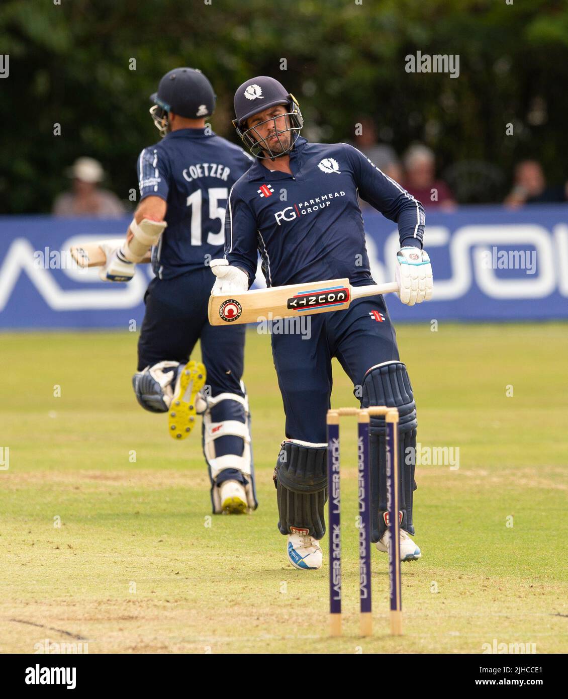 ICC Men's Cricket World Cup League 2 - Ecosse v, Népal. 17th juillet 2022. L'Écosse prend le Népal pour la deuxième fois dans la Ligue de coupe du monde de cricket masculin ICC Div 2 2 à Titwood, Glasgow. Pic shows: Le calum MacLeod en Écosse sur le chemin d'un brillant 64. Crédit : Ian Jacobs/Alay Live News Banque D'Images