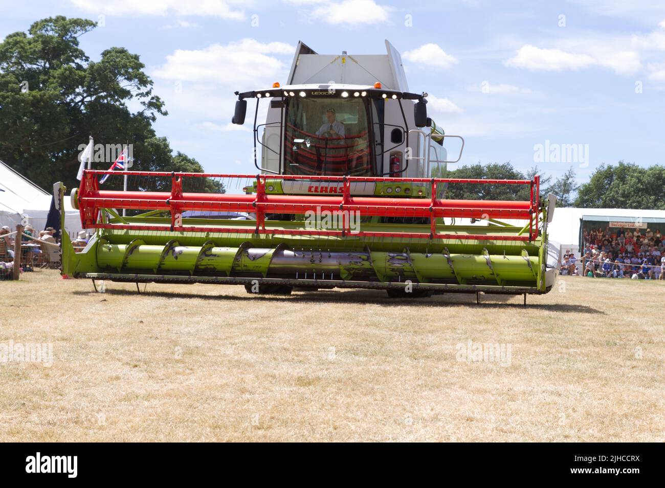 Exposition de machines agricoles au Tendring Hundred Show 2022 dans l'Essex. Une moissonneuse-batteuse Claas Lexion sur le ring du Président. Banque D'Images