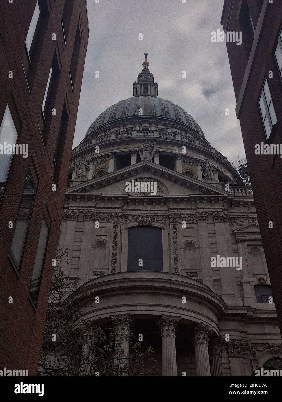 Une vue à angle bas de la cathédrale Saint-Paul de Londres, en Angleterre Banque D'Images
