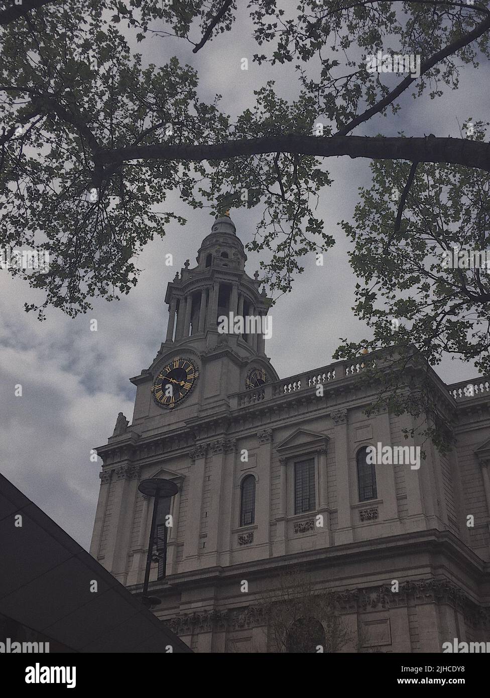 Une vue à angle bas de la cathédrale Saint-Paul de Londres, en Angleterre Banque D'Images